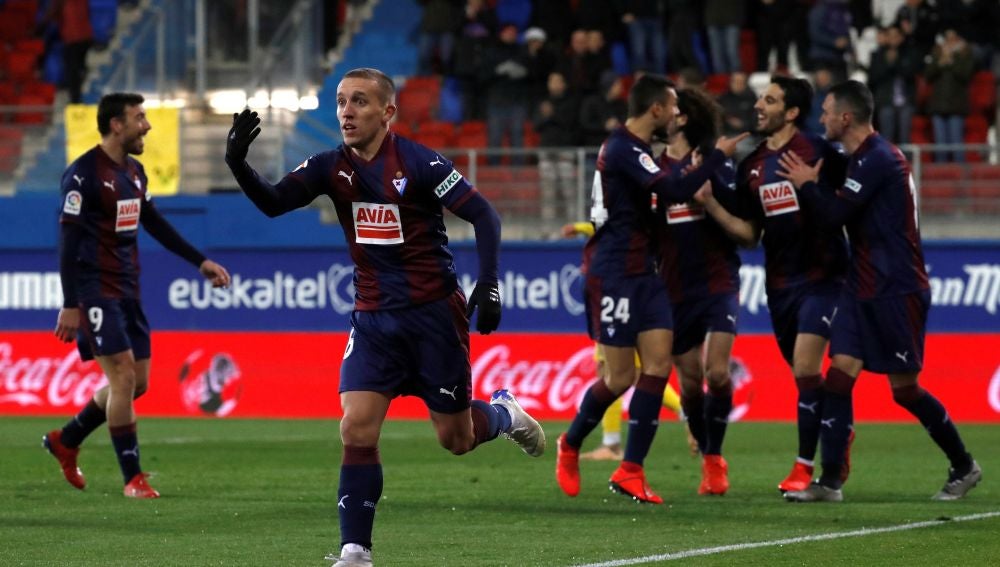 Los jugadores del Eibar celebran un gol ante el Espanyol