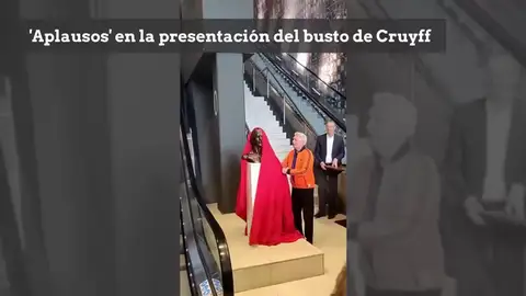 Después del busto de Cristiano Ronaldo llega el de Cruyff: ojo a la reacción de los presentes Después del busto de Cristiano Ronaldo llega el de Cruyff: ojo a la reacción de los presentes