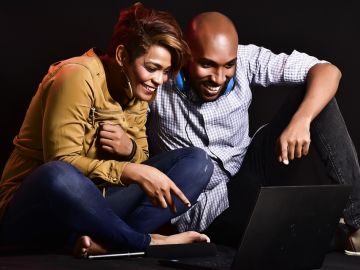Pareja riéndose Pareja riéndose