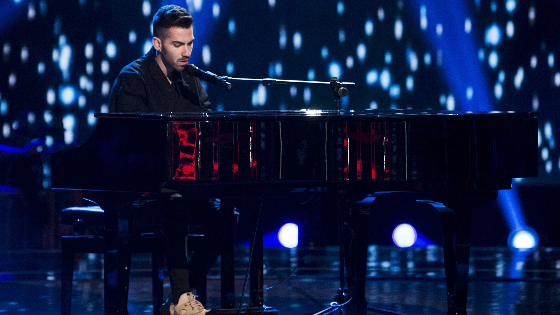 VÍDEO: Aitor Martín canta ‘Dark times’ en las ‘Audiciones a ciegas’ de ‘La Voz’ Aitor Martín canta 'Dark times' en las 'Audiciones a ciegas' de 'La Voz'