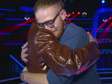VÍDEO - LA VOZ: El vocal coach de 'La Voz' rompe a llorar de emoción con la voz de Andrés Martín VÍDEO - LA VOZ: El vocal coach de 'La Voz' rompe a llorar de emoción con la voz de Andrés Martín
