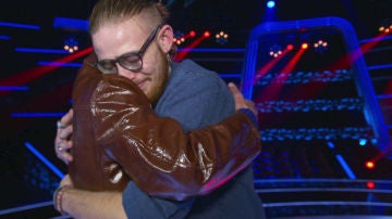 VÍDEO - LA VOZ: El vocal coach de &#39;La Voz&#39; rompe a llorar de emoción con la voz de Andrés Martín