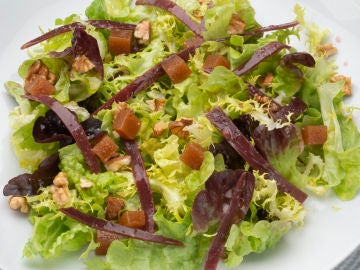 Ensalada de lechugas variadas, jamón de pato y nueces