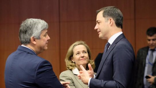 Nadia Calvi&ntilde;o habla con el presidente del Eurogrupo y el ministro de Finanzas belga en funciones