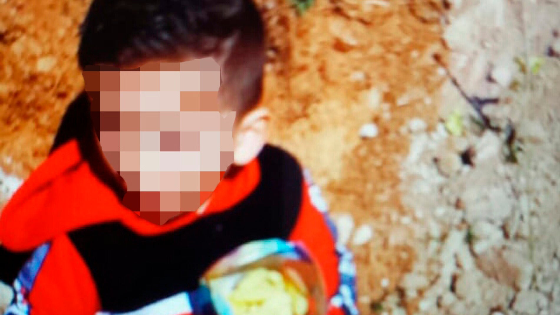 El peque&ntilde;o Julen, cerca del pozo al que cay&oacute;, minutos antes del fatal accidente.