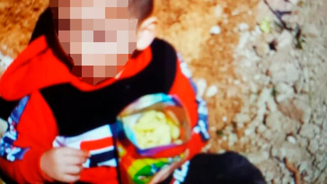 El pequeño Julen, cerca del pozo al que cayó, minutos antes del fatal accidente. El pequeño Julen, cerca del pozo al que cayó, minutos antes del fatal accidente.