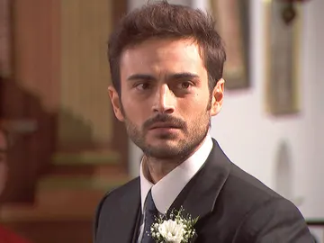 El mágico momento de Saúl al ver a Julieta entrar en la iglesia El mágico momento de Saúl al ver a Julieta entrar en la iglesia