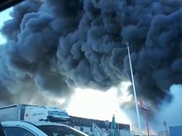 Los bomberos tratan de extinguir un incendio en un polígono industrial de Manises
