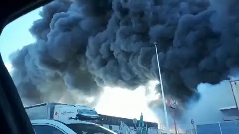 Los bomberos tratan de extinguir un incendio en un polígono industrial de Manises Los bomberos tratan de extinguir un incendio en un polígono industrial de Manises