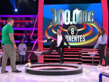 Arturo Valls demuestra su destreza en la gimnasia rítmica