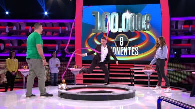 Arturo Valls demuestra su destreza en la gimnasia rítmica