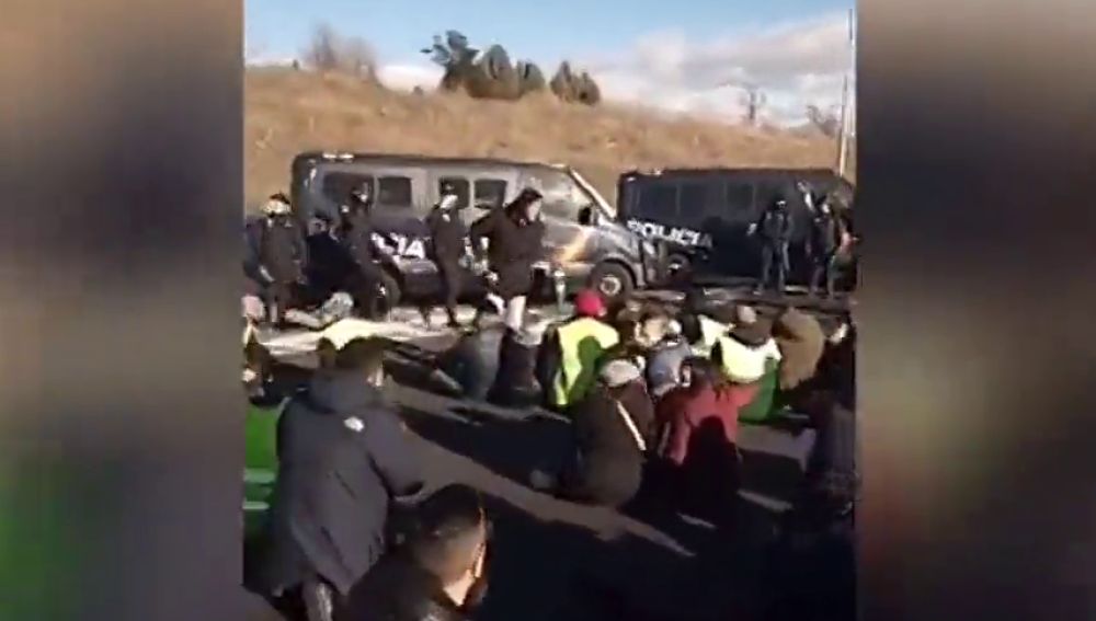 Los taxistas cortan la M40 en Madrid: "Que se enteren de con quién están peleando"