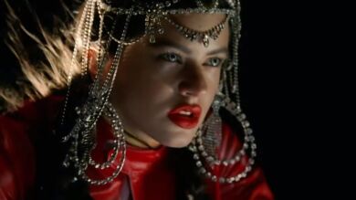 El look más oscuro Rosalía en su nuevo videoclip 'De aquí no sales'