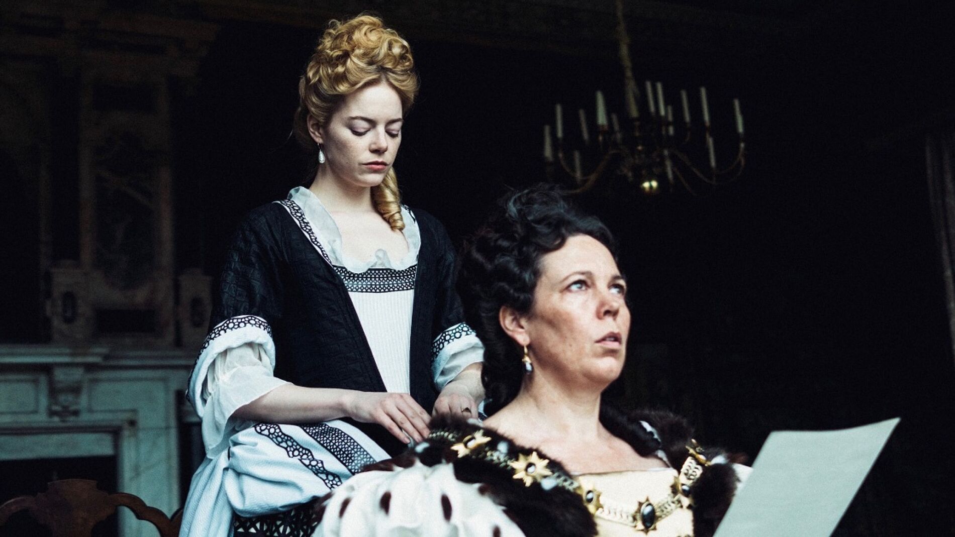 Emma Stone y Olivia Colman en 'La Favorita'