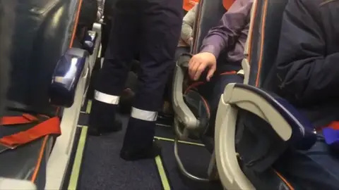 Detenido un hombre borracho tras intentar secuestrar un avión Detenido un hombre borracho tras intentar secuestrar un avión