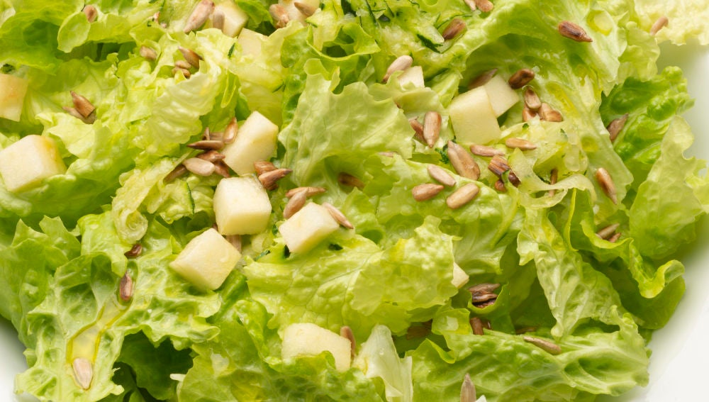 Ensalada de lechuga, manzana y pipas