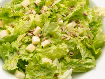 Ensalada de lechuga, manzana y pipas