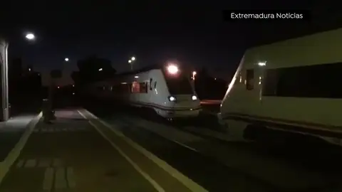 Nueva avería en un tren extremeño: el convoy que cubría el trayecto Zafra-Madrid se queda tirado a la altura de Talavera Nueva avería en un tren extremeño: el convoy que cubría el trayecto Zafra-Madrid se queda tirado a la altura de Talavera