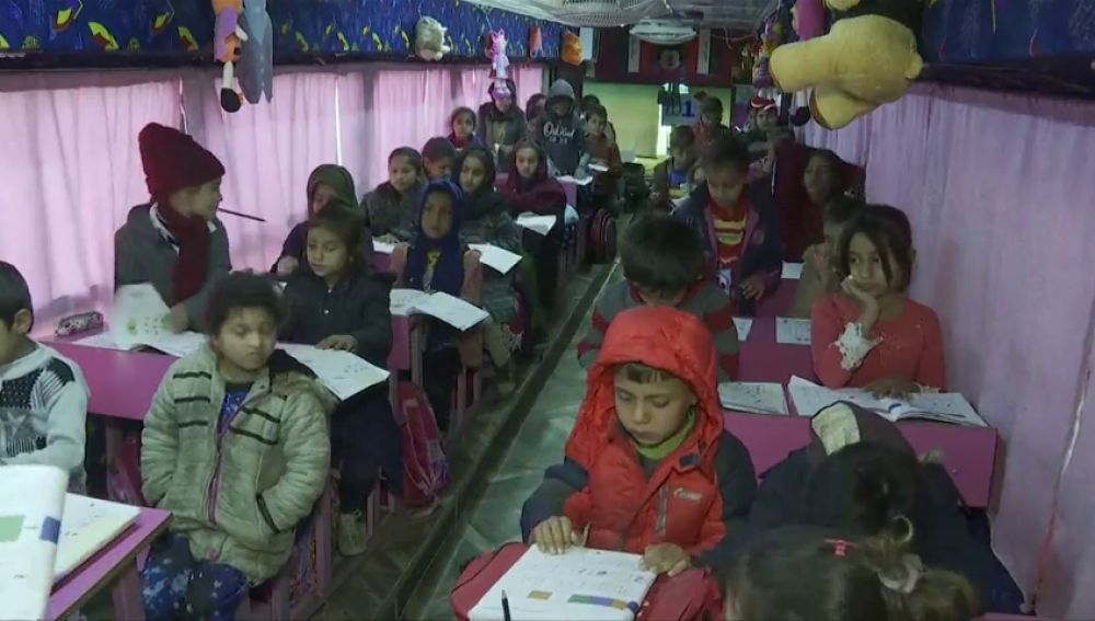 Transforman un autobús en una escuela móvil para los niños que se han quedado sin colegio en Irak