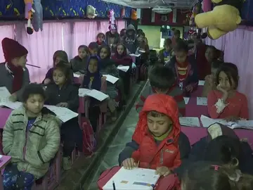 Transforman un autobús en una escuela móvil para los niños que se han quedado sin colegio en Irak Transforman un autobús en una escuela móvil para los niños que se han quedado sin colegio en Irak