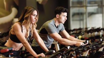 Mujer en gimnasio