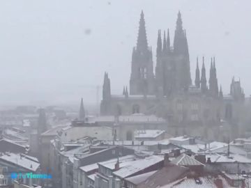 La nieve cubre de blanco ciudades como Burgos y deja espesores de hasta un metro en los Pirineos