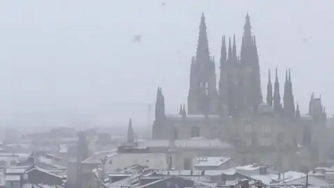 La nieve cubre de blanco ciudades como Burgos y deja espesores de hasta un metro en los Pirineos La nieve cubre de blanco ciudades como Burgos y deja espesores de hasta un metro en los Pirineos