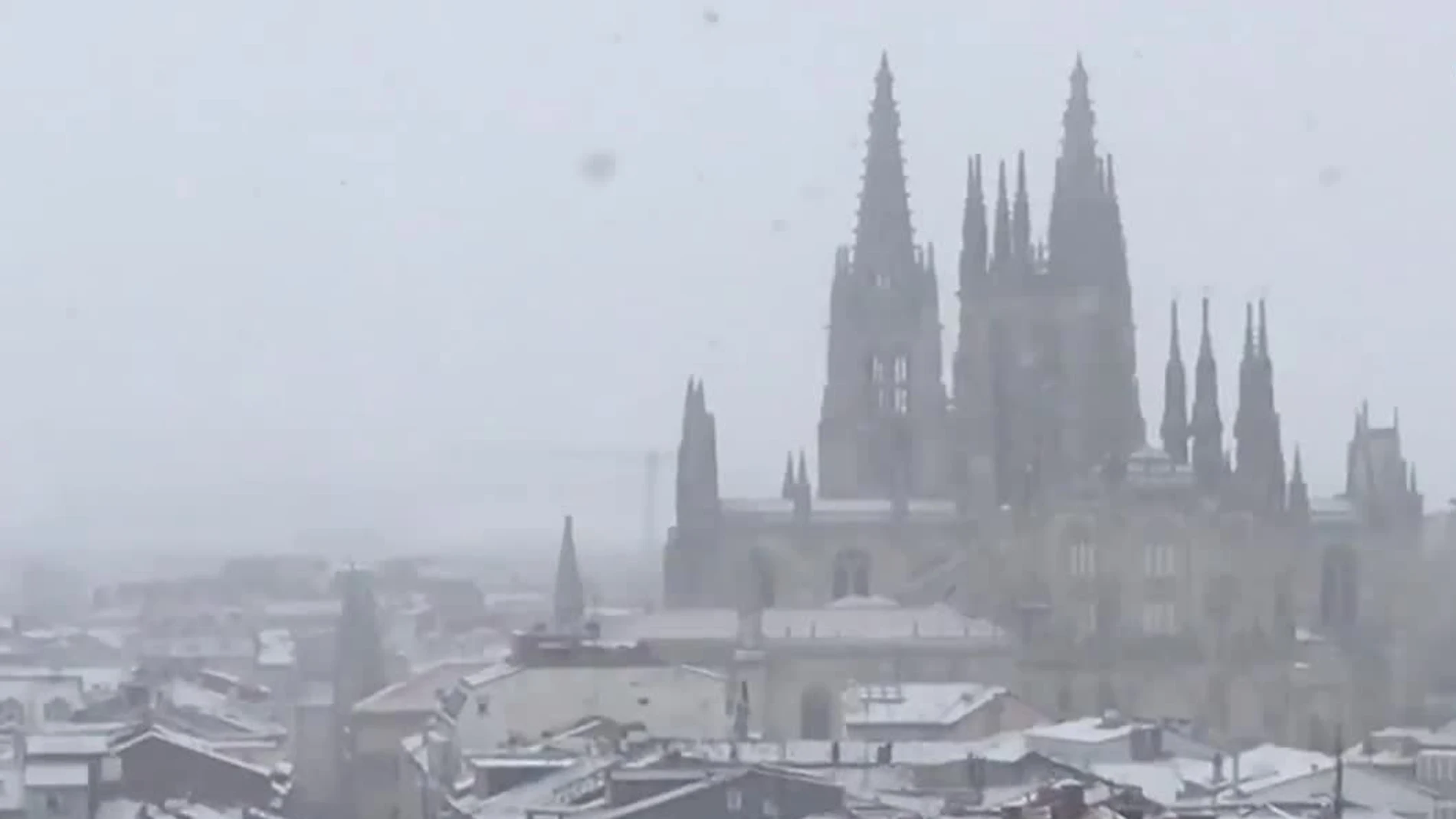 La nieve cubre de blanco ciudades como Burgos y deja espesores de hasta un metro en los Pirineos
