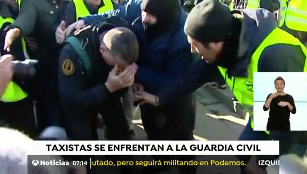 Un guardia civil resulta herido en la nuca al frenar a taxistas en Barcelona