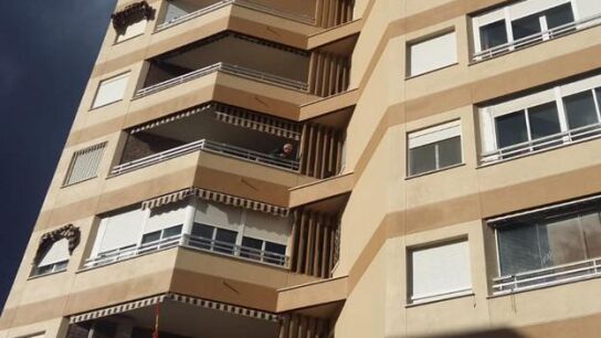 Un guardia civil dialoga con el ni&ntilde;o desde la terraza.