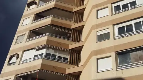 Un guardia civil dialoga con el niño desde la terraza. Un guardia civil dialoga con el niño desde la terraza.