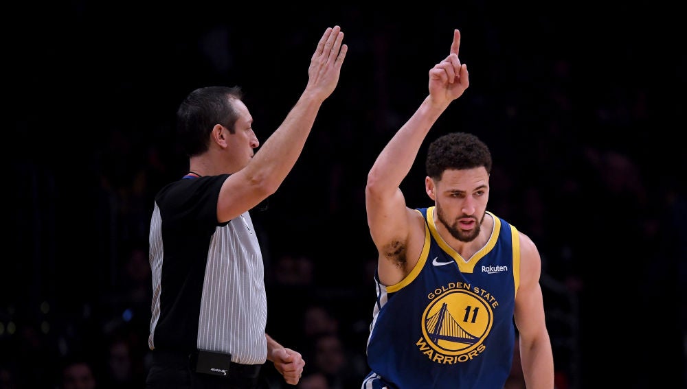 Klay Thompson celebra uno de sus 10 triples contra los Lakers