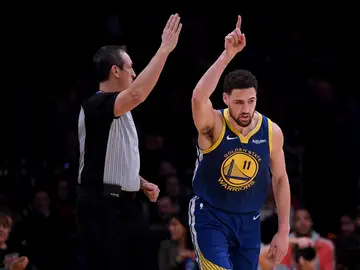 Klay Thompson celebra uno de sus 10 triples contra los Lakers Klay Thompson celebra uno de sus 10 triples contra los Lakers