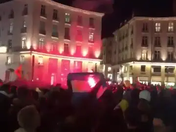 La afición del Nantes se congrega en la Place Royale y dedica cánticos a Emiliano Sala La afición del Nantes se congrega en la Place Royale y dedica cánticos a Emiliano Sala