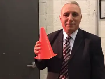 Stoichkov ataca a Arbeloa con un cono en la mano: "Este no sabe nada de fútbol" Stoichkov ataca a Arbeloa con un cono en la mano: "Este no sabe nada de fútbol"