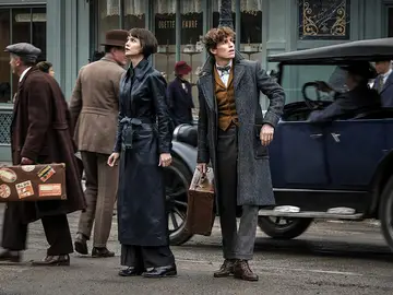 Katherine Waterson y Eddie Redmayne en 'Animales Fantásticos: Los Crímenes de Grindelwald' Katherine Waterson y Eddie Redmayne en 'Animales Fantásticos: Los Crímenes de Grindelwald'