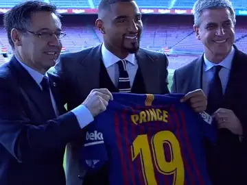 Kevin-Prince Boateng posa con su camiseta del Barça Kevin-Prince Boateng posa con su camiseta del Barça