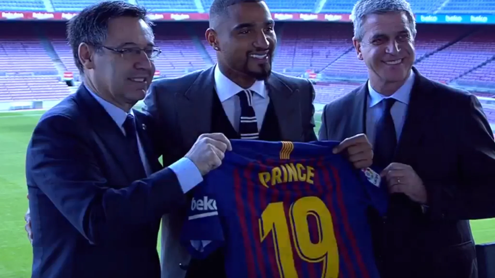 Kevin-Prince Boateng posa con su camiseta del Barça Kevin-Prince Boateng posa con su camiseta del Barça