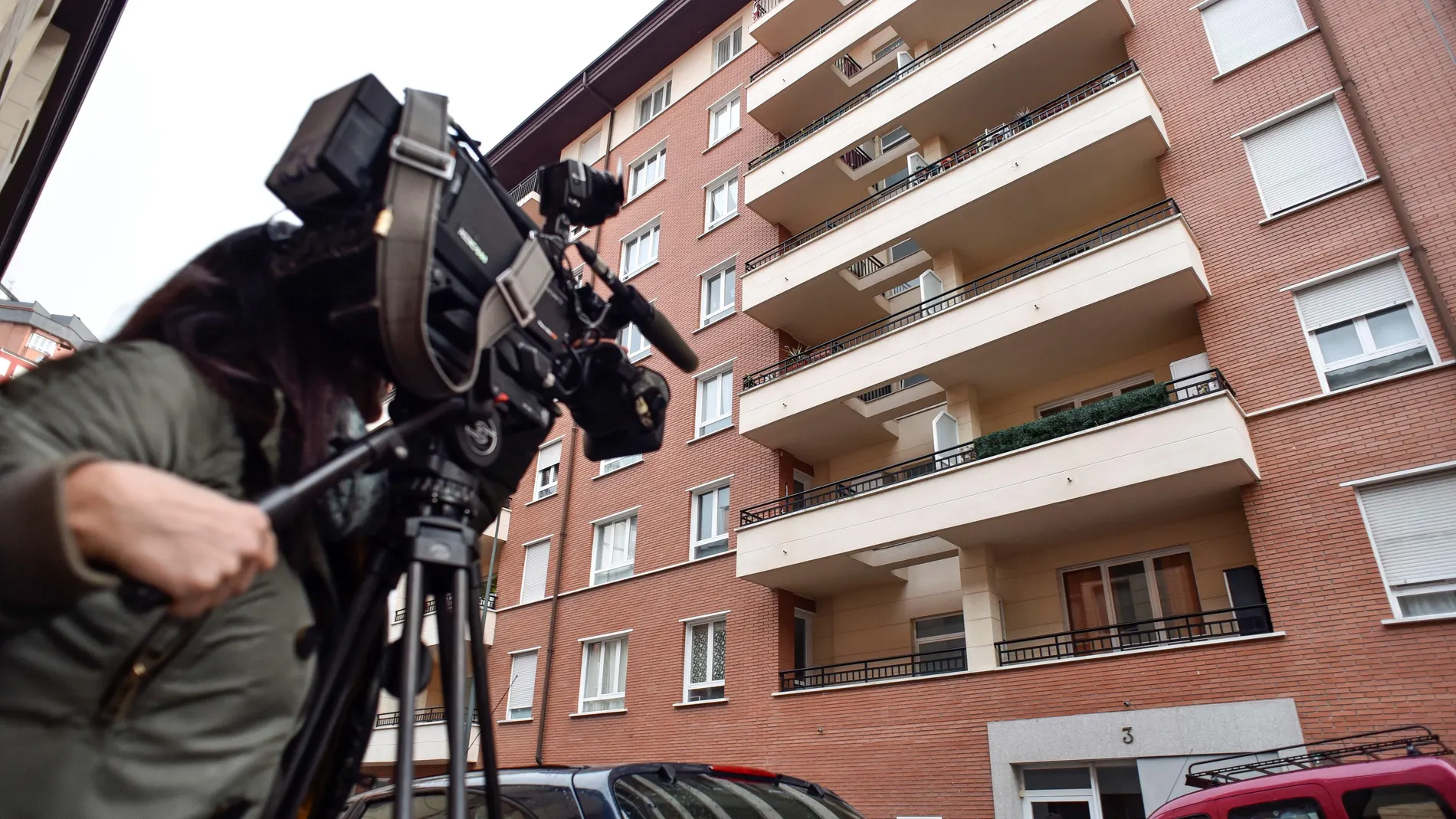 Edificio donde apareció una niña muerta junto a su madre en Bilbao Edificio donde apareció una niña muerta junto a su madre en Bilbao