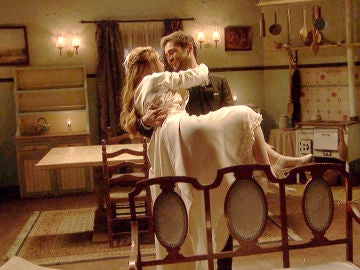 Julieta y Saúl estrenan casa en su noche de bodas 