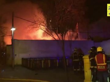 Se incendia una parcela y un hombre que estaba durmiendo en ella resulta herido Se incendia una parcela y un hombre que estaba durmiendo en ella resulta herido