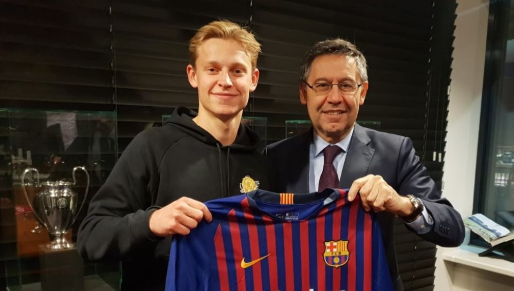 Frenkie de Jong posa con la camiseta del Barcelona junto a Bartomeu
