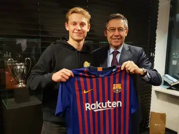 Frenkie de Jong posa con la camiseta del Barcelona junto a Bartomeu Frenkie de Jong posa con la camiseta del Barcelona junto a Bartomeu