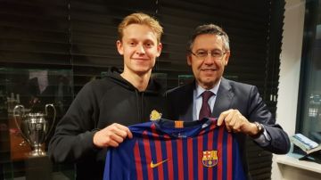 Frenkie de Jong posa con la camiseta del Barcelona junto a Bartomeu