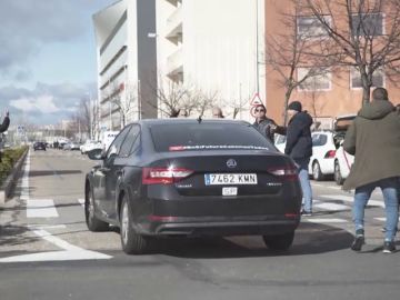 Continúan los enfrentamientos entre los taxistas y los conductores de VTC: pinchan la rueda de un coche VTC
