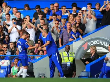 Maurizio Sarri saluda a Hazard tras sustituirle en un partido Maurizio Sarri saluda a Hazard tras sustituirle en un partido