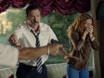 La llegada de Teo estropea el plan de Almudena y Pascual tras hacerse pasar por marido y mujer delante de la asistenta social La llegada de Teo estropea el plan de Almudena y Pascual tras hacerse pasar por marido y mujer delante de la asistenta social