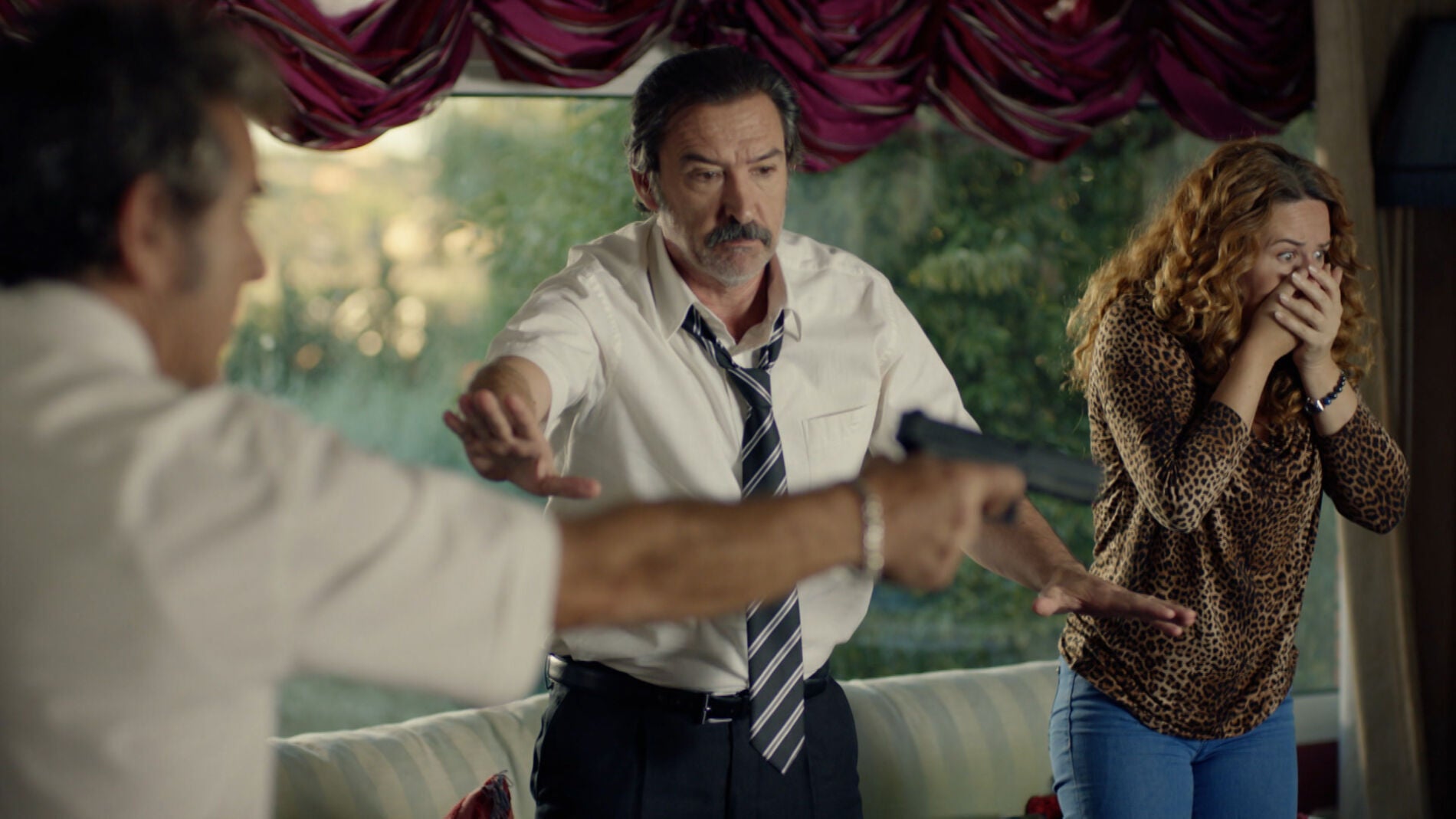 La llegada de Teo estropea el plan de Almudena y Pascual tras hacerse pasar por marido y mujer delante de la asistenta social