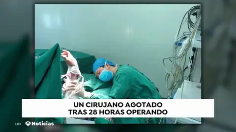 Un médico se echa a dormir en el suelo de un quirófano en China después de estar operando 28 horas Un médico se echa a dormir en el suelo de un quirófano en China después de estar operando 28 horas
