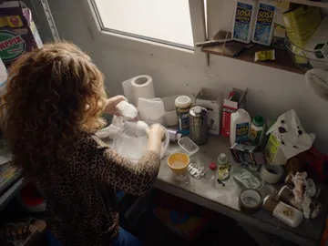 Almudena fabrica su propia droga Almudena fabrica su propia droga